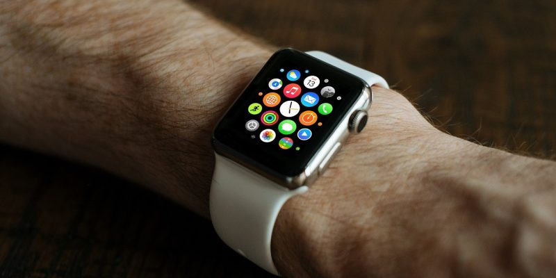 Zegarek od apple na ręcę.